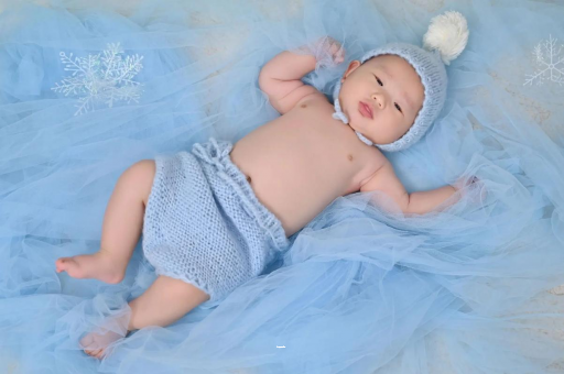 永兴三个月宝宝挠耳朵 永兴三个月宝宝挠耳朵